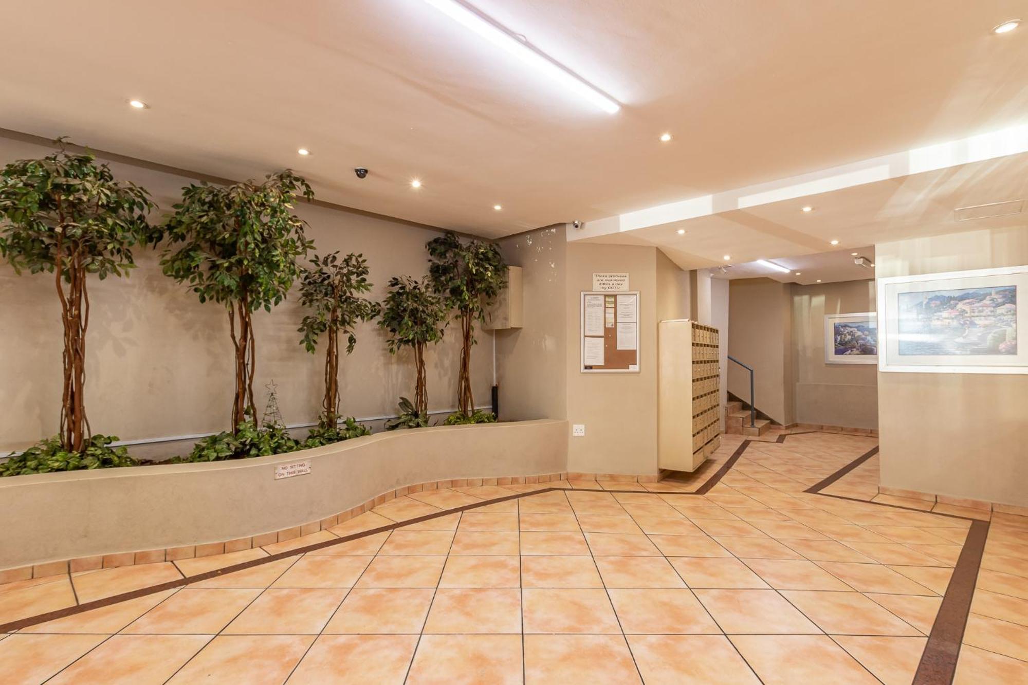 Chic Urban Oasis With Character Apartment *